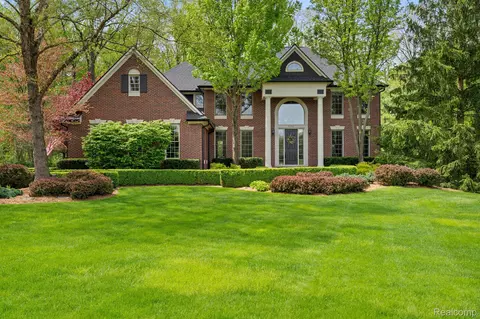 6292 Sunset Dr, South Lyon, MI 48178