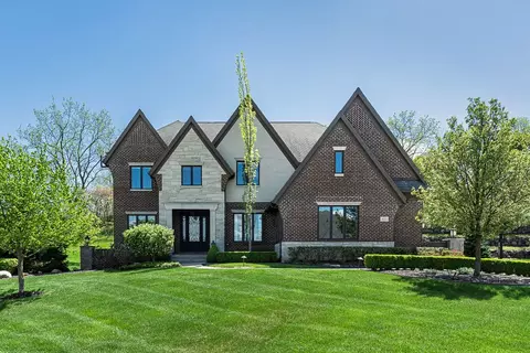 611 Wellington Cir, Rochester Hills, MI 48309