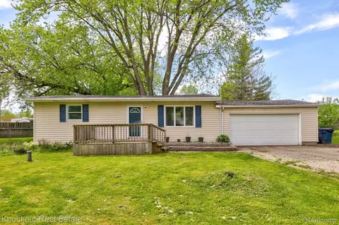 4099 Independence Dr, Flint, MI 48506