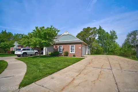 611 Shoreline Dr, Fenton, MI 48430