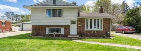 905 North Rd, Fenton, MI 48430