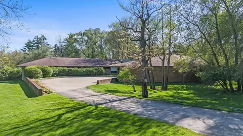 5750 Bloomfield Glens Rd, West Bloomfield, MI 48322