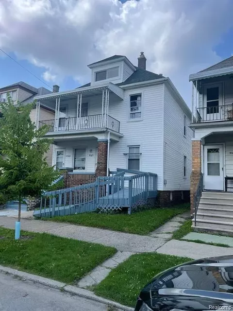 9365 Mcdougall St, Hamtramck, MI 48212