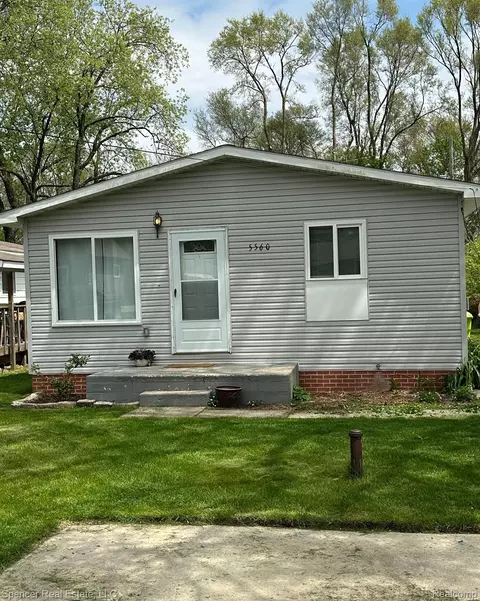 5560 Lake Grove Dr, White Lake, MI 48383