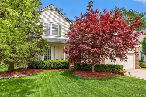 1102 N Equestrian Dr N, South Lyon, MI 48178