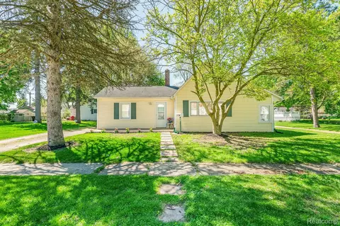 71 W Wabash Ave, Belleville, MI 48111