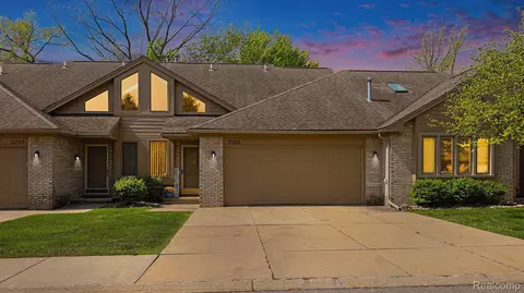33142 Whispering Ln, Chesterfield, MI 48047