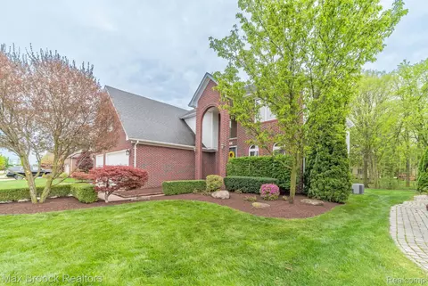 17720 Eider Dr, Clinton Township, MI 48038