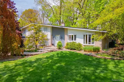 8452 Glengarry Rd, Grosse Ile, MI 48138