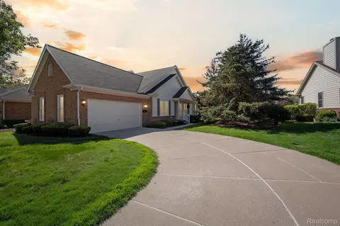 39569 Village Run Dr, Northville, MI 48168