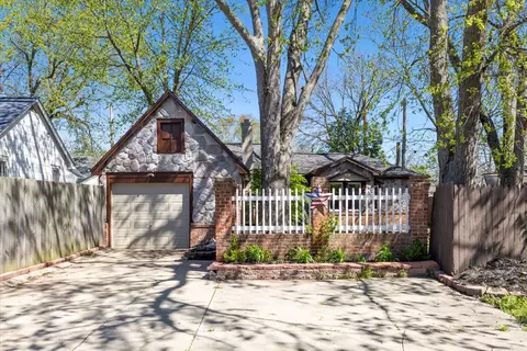 1024 Voorheis Rd, Waterford, MI 48328