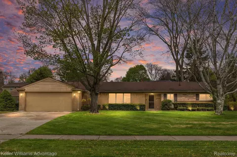 34060 Alta Loma Dr, Farmington, MI 48335