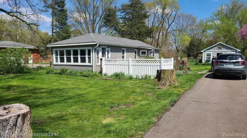 8735 Rawsonville Rd, Sumpter, MI 48111