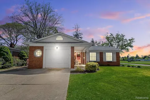 1891 Waverly St, Trenton, MI 48183
