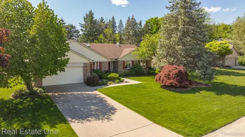 23033 Fox Crk, Farmington Hills, MI 48335