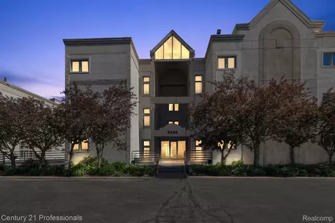 3264 Island Cove Dr # 350, Waterford, MI 48328