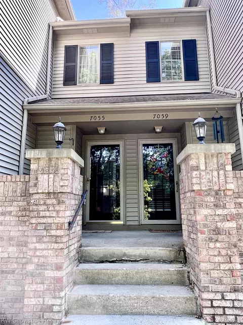 7055 Colonial Oaks Dr, Waterford, MI 48327