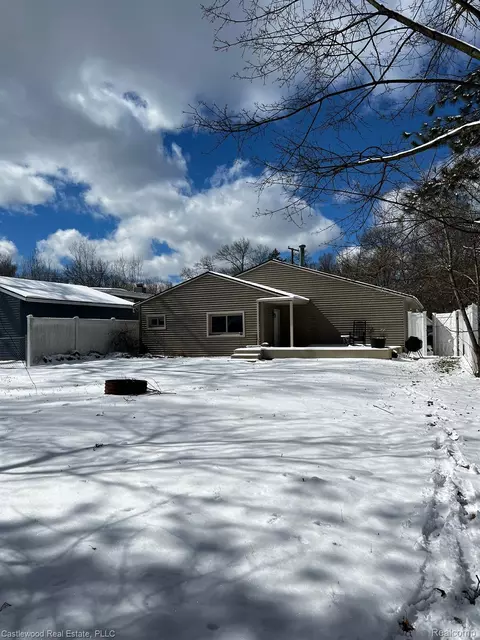 2216 S Overridge Ave E, Waterford, MI 48327
