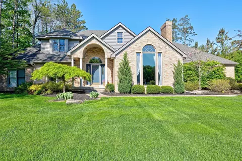 900 Rolling Pines Dr, Groveland, MI 48462