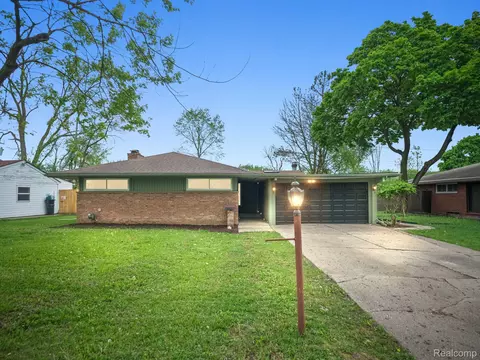29115 Rock Creek Dr, Southfield, MI 48076