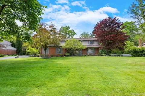 30689 Woodstream Dr, Farmington Hills, MI 48334