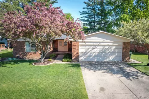 2927 Cedar Key Dr, Lake Orion, MI 48360