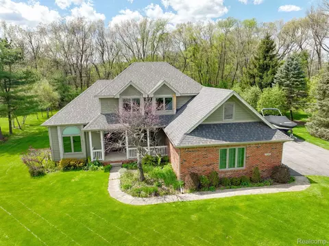 11580 Locust Ln, Whitmore Lake, MI 48189