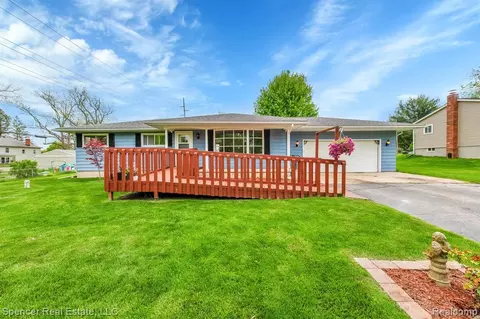 5466 Guyette St, Clarkston, MI 48346