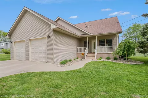 9390 Oak Rd, Forest, MI 48463