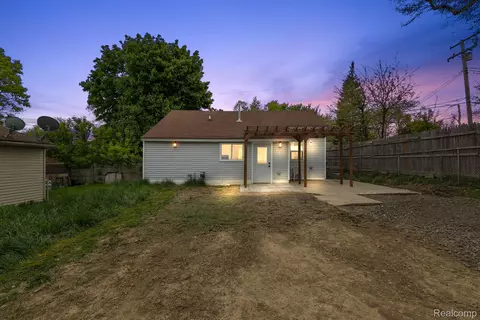 759 Young St, Pontiac, MI 48340