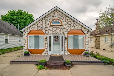 37853 Elm Ln, Harrison, MI 48045