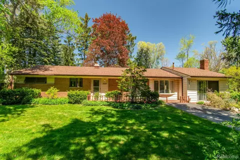 1147 Minda, Walled Lake, MI 48390