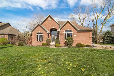 25233 Pleasant Creek Dr, Brownstown, MI 48134