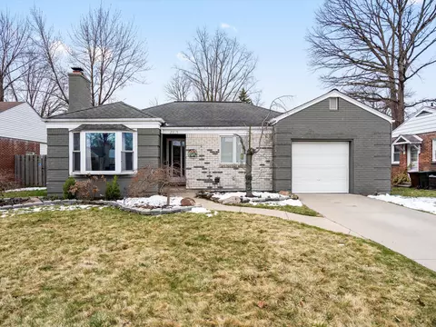 2355 Allard Ave, Grosse Pointe Woods, MI 48236