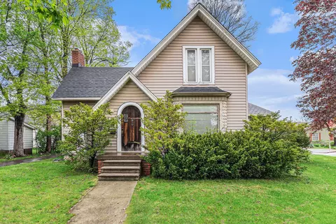 305 E Maple St, Holly, MI 48442