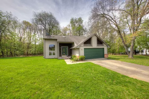 850 Village Pine Ln, Ortonville, MI 48462