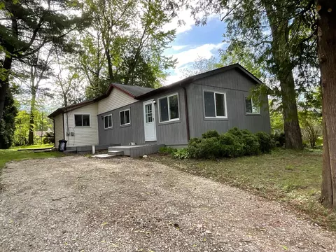 441 Maple Dr, Oakland, MI 48363