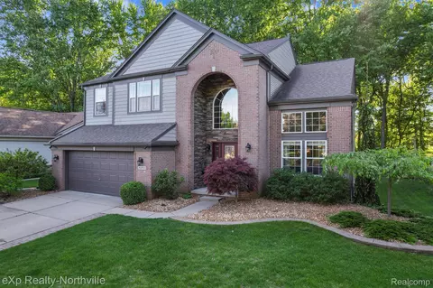 8203 Creekside Dr, Westland, MI 48185