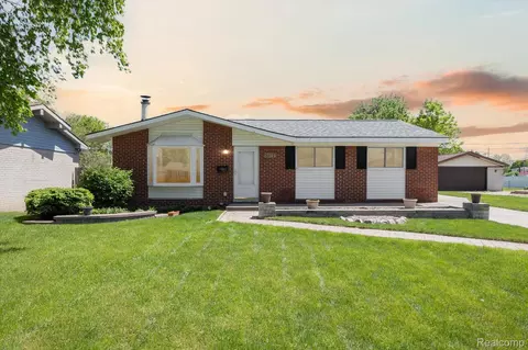 37132 Castleton Dr, Sterling Heights, MI 48312