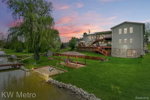 2808 Island Point Dr, Metamora, MI 48455