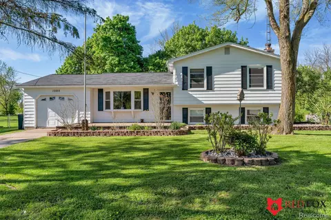 1089 Barbara St, Grand Blanc, MI 48439