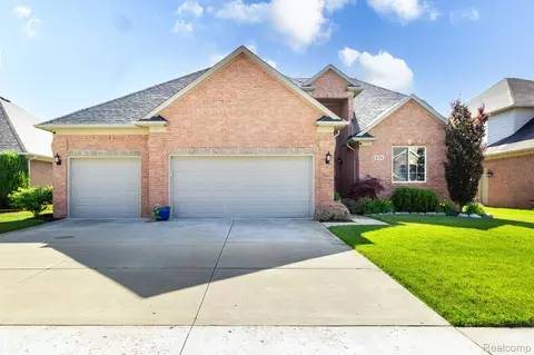 47376 Hidden Meadows Dr, Macomb, MI 48044