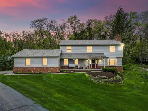 9073 Softwater Woods Dr, Springfield, MI 48348