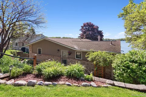5859 Kinyon Dr, Brighton, MI 48116