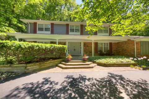 18248 Laraugh Dr, Northville, MI 48168