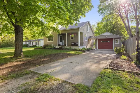 8869 Meridian St, Augusta, MI 48191