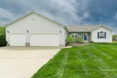 961 N Hadley Rd, Ortonville, MI 48462