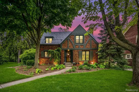 26836 York Rd, Huntington Woods, MI 48070