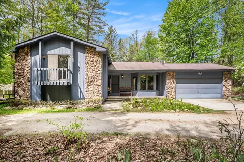 250 Linda K Ln, Ortonville, MI 48462