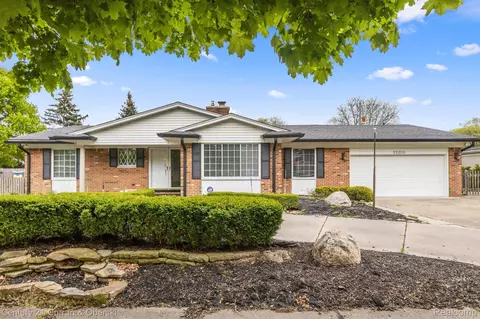32600 Northampton Dr, Warren, MI 48093